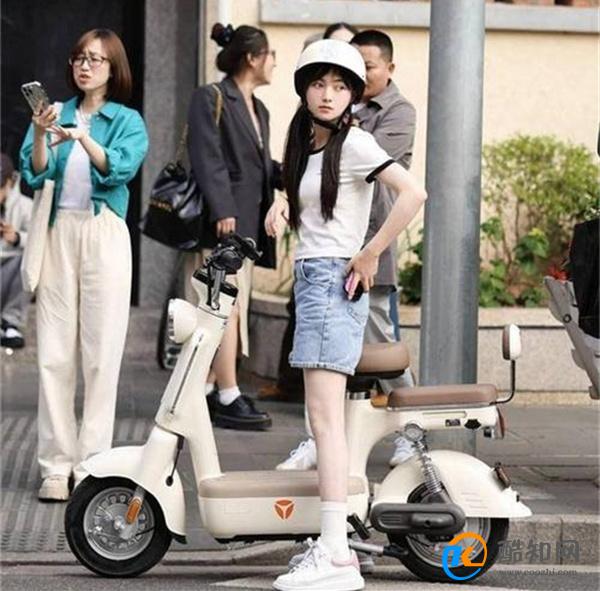 建议奔三奔四的女人少穿裙装多穿膝上裤时髦洋气还很显瘦