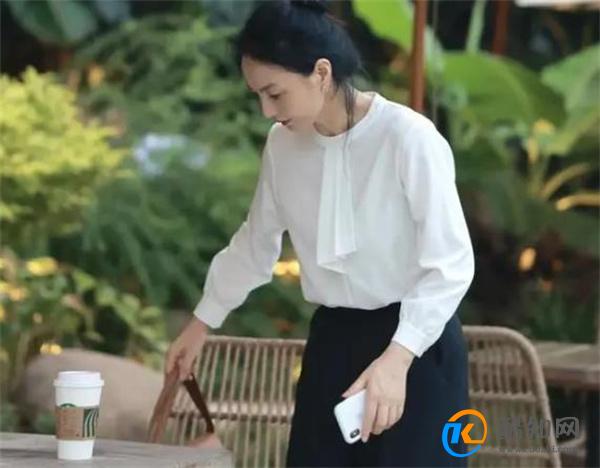 建议中年女人：提升档次感别指望这4种上衣，不是显老气就是廉价