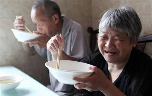 年龄越大，越要多吃肉？权威研究：多吃肉的老人可能更长寿