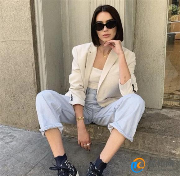 有品味的女人更侧重上衣搭配，记住5个选择方向，提升气质很简单
