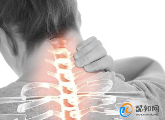 经常“手麻”是怎么回事？多半和3个诱因有关，对照检查一下