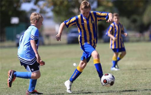 孩子几岁踢足球合适 为什么不建议小孩子踢足球