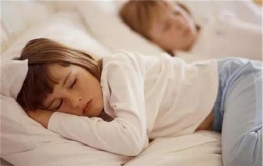 俩孩子 一个“天天午睡”一个“从不午睡” 长大哪些方面差距明显