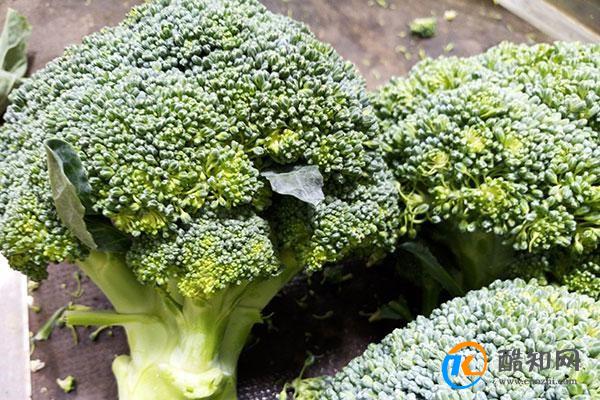 有甲状腺结节的人 不想结节快速增大 饮食上少吃“两绿一黄”