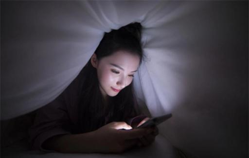 睡前别再玩手机了 这些伤害 身体可能承受不起