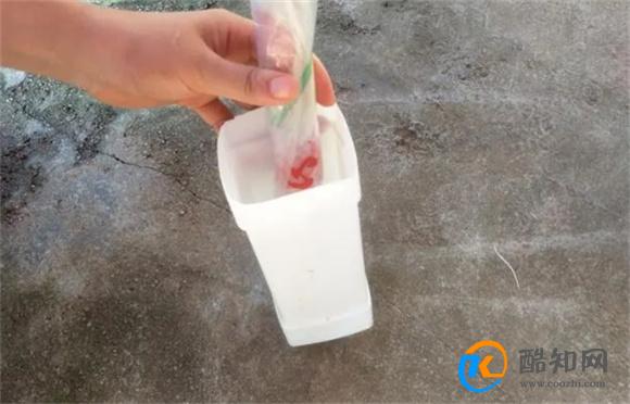 花瓶不用买，一个旧塑料瓶，就可以做出美丽的花瓶，学会赶紧试试