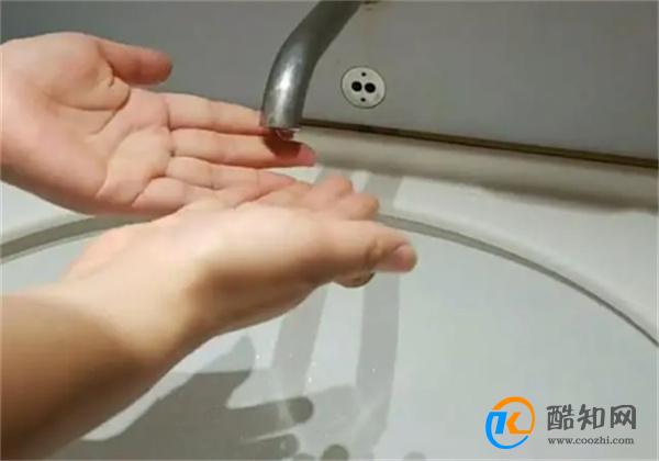 高铁洗手台水不出来怎么办 看看乘务员给出的窍门 太实用了