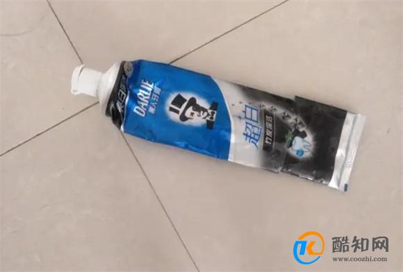 插座脏了清洗妙招 不用一滴水 可以把脏插座洗得干净如新