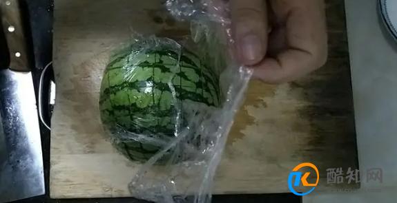 吃了几十年西瓜，才知道西瓜应该这样切，吃起来方便果汁还不脏手