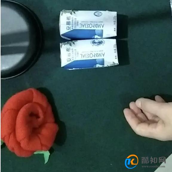 酸奶您喝完了吗？每次不喝完就直接扔掉，正确喝法要启动盒子机关