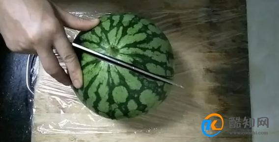 吃了几十年西瓜，才知道西瓜应该这样切，吃起来方便果汁还不脏手