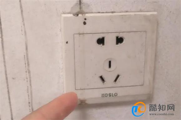插座脏了清洗妙招 不用一滴水 可以把脏插座洗得干净如新