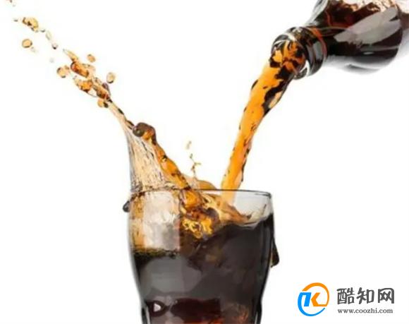 正确喝饮料方法 绝不能饮料对嘴喝 可以去除很多健康隐患