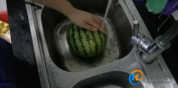 吃了几十年西瓜，才知道西瓜应该这样切，吃起来方便果汁还不脏手