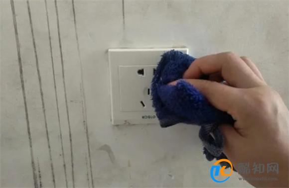 插座脏了清洗妙招 不用一滴水 可以把脏插座洗得干净如新