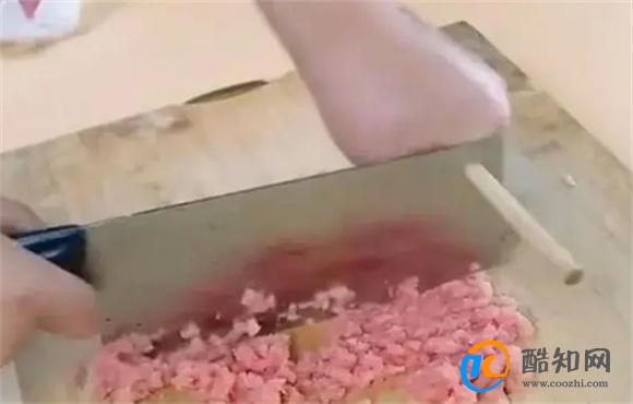 菜刀上小孔有什么用？用了这么多年菜刀，7个妙用才知道，很实用