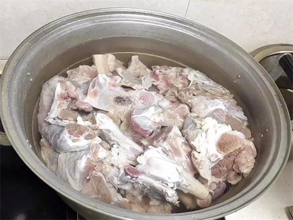 清炖羊肉汤家庭做法 教你一招 汤浓鲜美 软而不烂太香了
