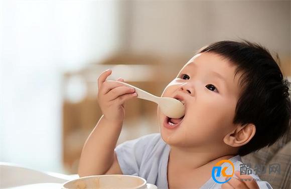 孩子一岁 吃大人饭还是吃辅食 早点弄清楚 当心吃错影响发育