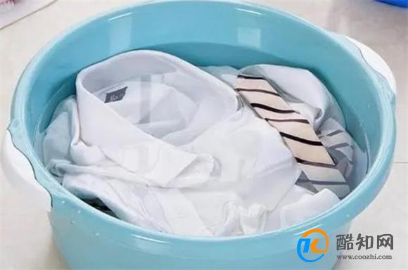 洗衣服时不要只放洗衣液，教你4个小妙招，洗完后衣服十分干净