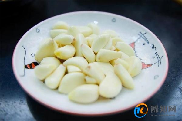 吃鱼时 不小心被鱼刺卡喉咙 喝醋吞米饭都是错的 这一招最有效