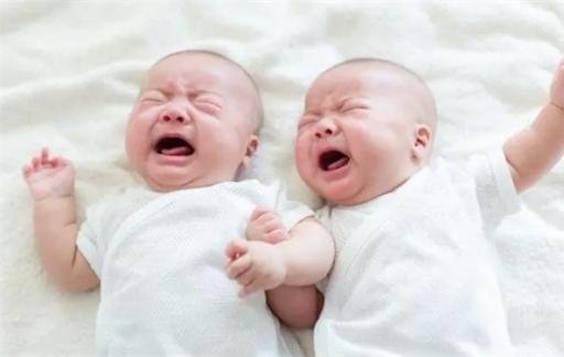 新生儿出生为啥都要哭，安静地做个乖宝宝不行？两个原因说明