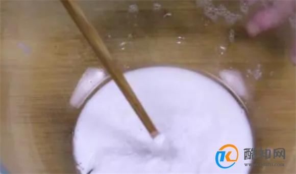 土豆去皮不用刀  只需一张纸  去皮又快又干净还不浪费  方法简单