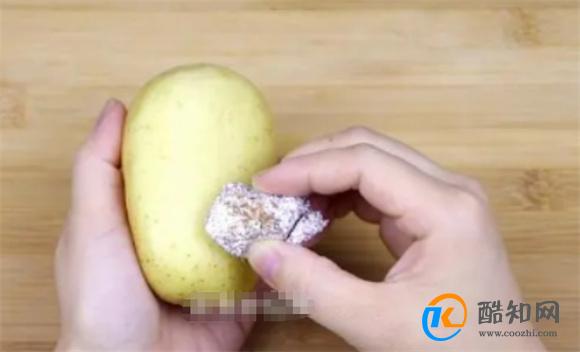 土豆去皮不用刀  只需一张纸  去皮又快又干净还不浪费  方法简单
