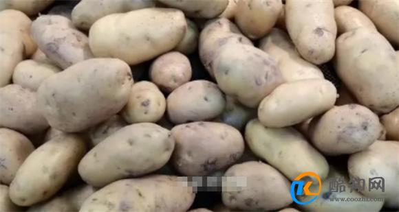 土豆去皮不用刀  只需一张纸  去皮又快又干净还不浪费  方法简单