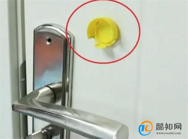 出门忘带钥匙别慌！只需找来一个塑料瓶盖，轻松解决大问题！