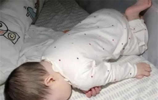 宝宝睡觉“滚来滚去”，可能是这4个原因造成的，家长要弄明白