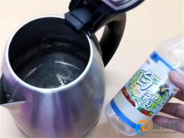 烧水壶里水垢对人危害大！教你6个去除水垢绝招，早知道早受益！