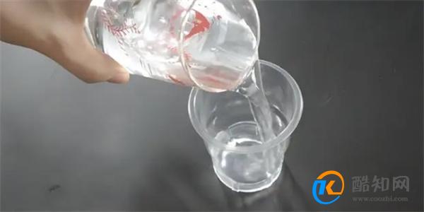 塑料杯子到底能不能倒入热水？很多人都不懂，越早知道越好
