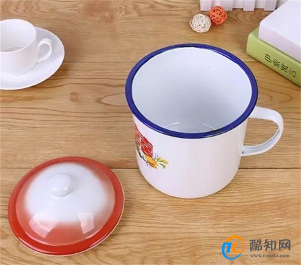 塑料杯子到底能不能倒入热水？很多人都不懂，越早知道越好