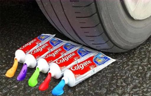 在车里放一支牙膏厉害了 简单的3个妙用 一年省不少钱