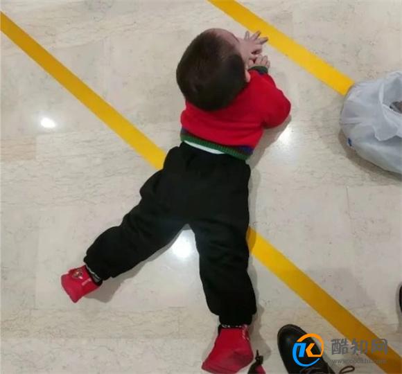 “摆烂式育儿”火了，90后父母：但凡理一下，就算我输