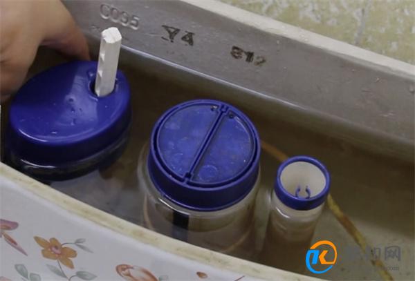 马桶水少冲劲小怎么办？师傅：简单，动一个小机关，冲劲十足