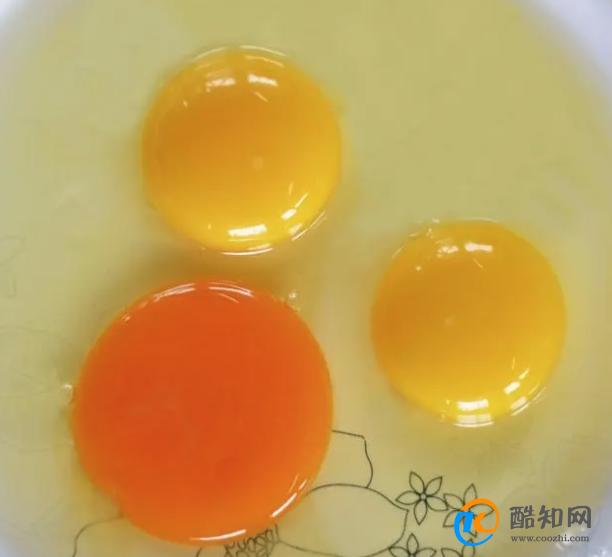 买鸡蛋时，挑红皮的还是白皮的好？养殖厂大叔说了大实话，别乱买
