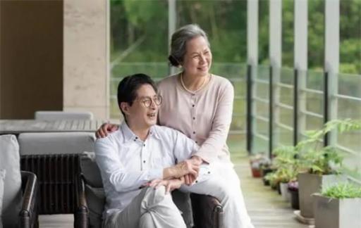 俗话说：人老先老腿，50岁后，该如何保养膝盖？光靠补钙可不够