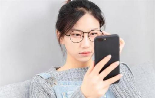 长期将手机放在床头上睡觉，有辐射吗？答案可能出乎你的意料