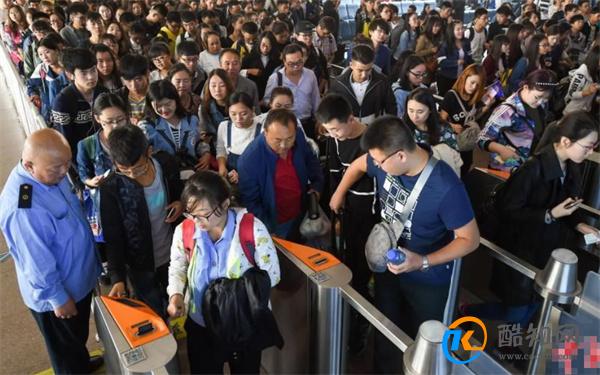 各地铁路部门迎来国庆出行高峰 哪里最火爆