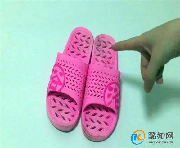 拖鞋穿久了有黑垢洗不干净？学会两个小技巧，拖鞋立马干净如新