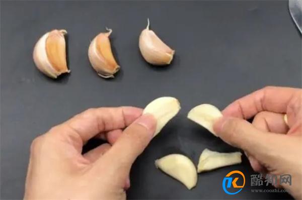 睡觉前，在脚底贴一片蒜瓣有奇效，看完回家也试试