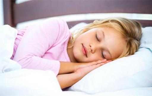 宝宝白天总睡觉什么原因 孩子白天老是犯困的原因