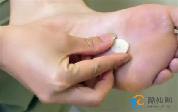 睡觉前，在脚底贴一片蒜瓣有奇效，看完回家也试试