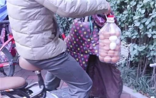 油桶瓶口那么小，鸡蛋是怎么放进去的？看后感觉智商受到了侮辱