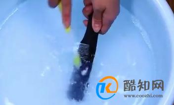 洗梳子不要直接用水泡，加上一步，不损伤梳子又干净