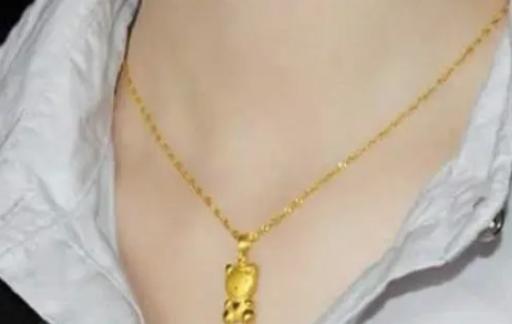 黄金项链正确的佩戴方法，很多人都戴错了，不是迷信