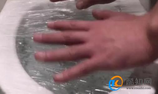 马桶堵塞后别花钱找人，只需贴上保鲜膜自动疏通，简单快捷不脏手