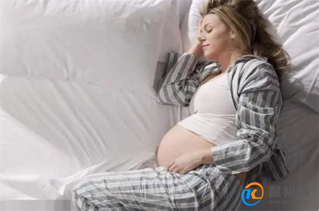 孕期睡觉的时候 如果出现这种状况 肚子里的小宝宝也会难受 