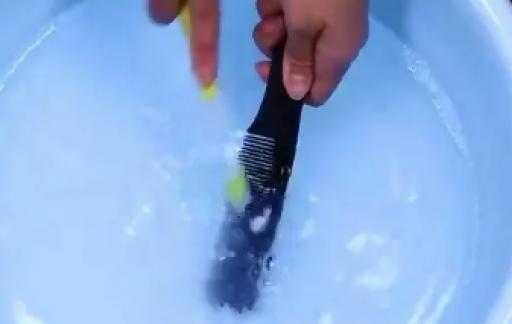 洗梳子不要直接用水泡，加上一步，不损伤梳子又干净